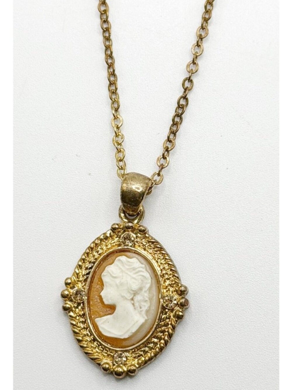 Gold Tone Cameo Pendant Necklace Shell Color‎ 18”